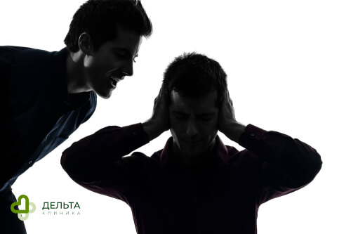 Мужчина закрывает уши